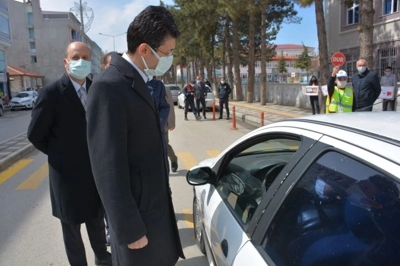 Şuhut’ta yaya geçitlerinde ’kırmızı çizgimizi çekiyoruz’ etkinliği
