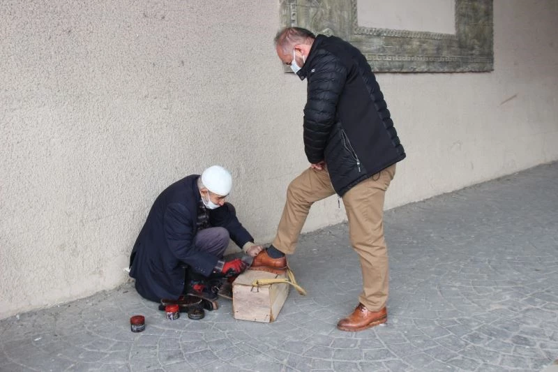 Bir boya sandığı, tek gözü görmeyen baba, 5 kişilik aile
