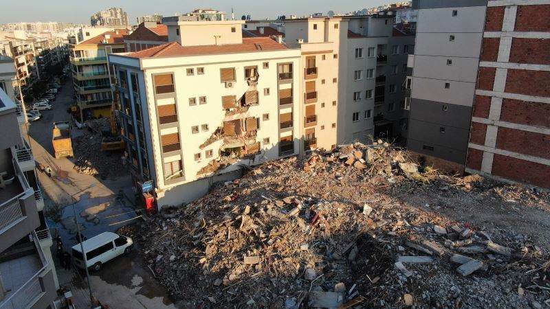 Ağır hasarlı bina yıkım esnasında çöktü: Hasar gören yandaki bina mühürlendi
