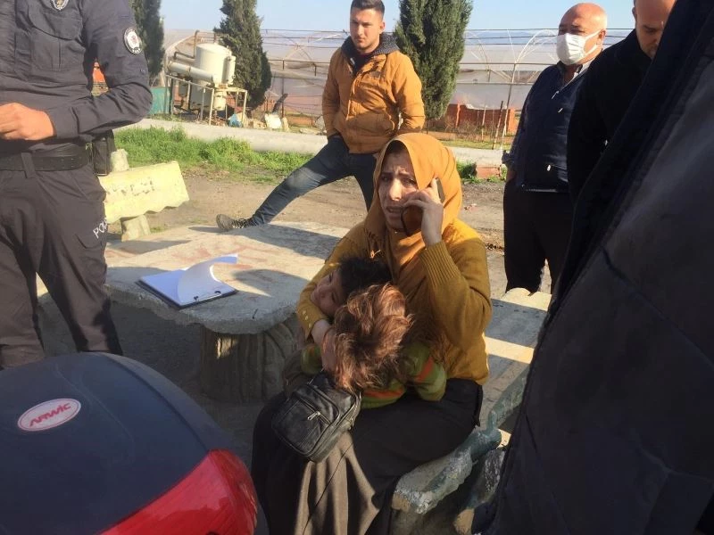 Yangından kurtarılan çocuklar ağlayarak annelerine sarıldı
