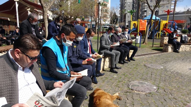 Sosyal mesafeli maskeli kitap okuma etkinliği
