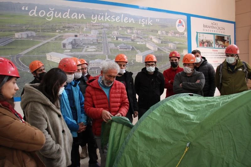 AİÇÜ’de Ağrı Dağı’nda rehberlik yapacaklar için temel dağcılık eğitimi veriliyor

