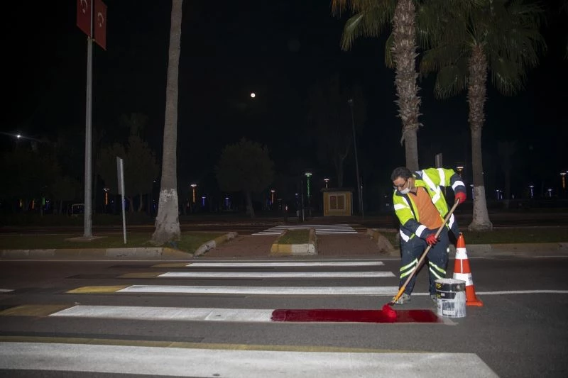 Mersin’de kırmızı çizgili yaya geçitleri dönemi başladı
