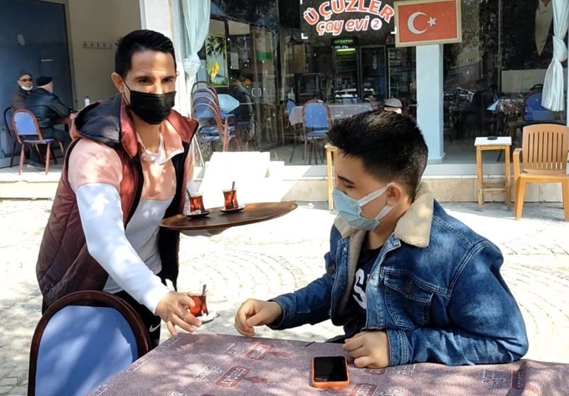 130 gün sonra kıraathaneler açıldı, çaylar demlendi
