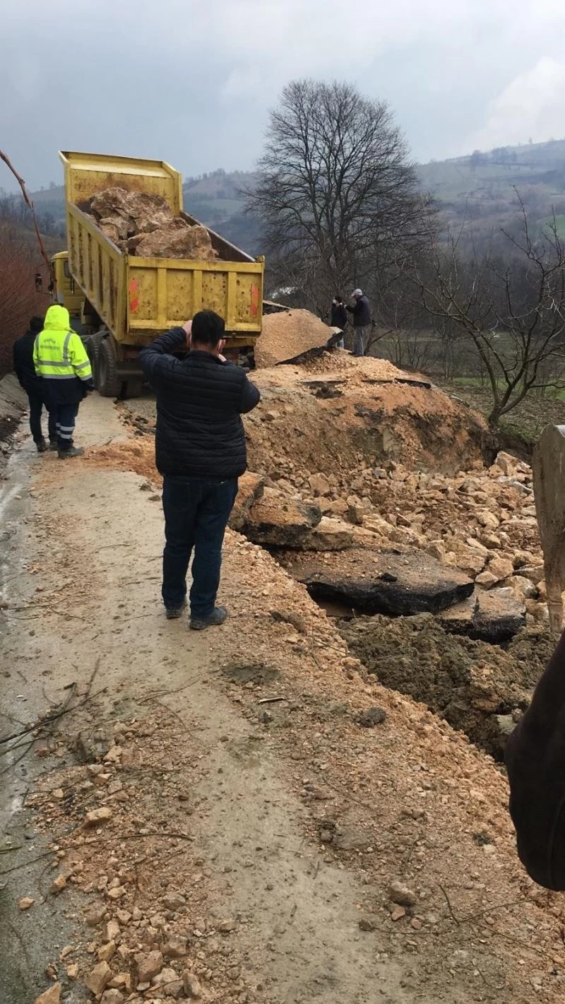 Yağışlara dayanamayan yol yine çöktü
