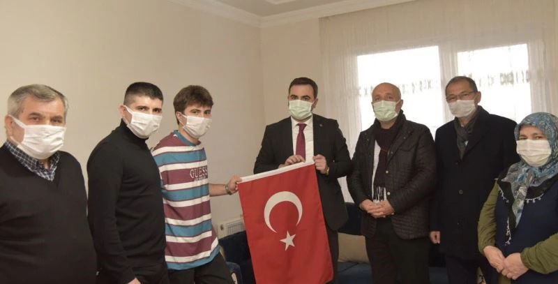 Mayına basarak yaralanan gaziye geçmiş olsun ziyareti
