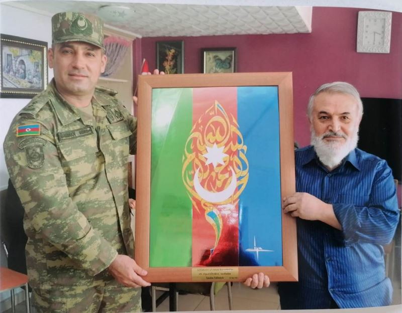 El emeği hat sanatlı tablosunu Azerbaycan ordusuna hediye etti
