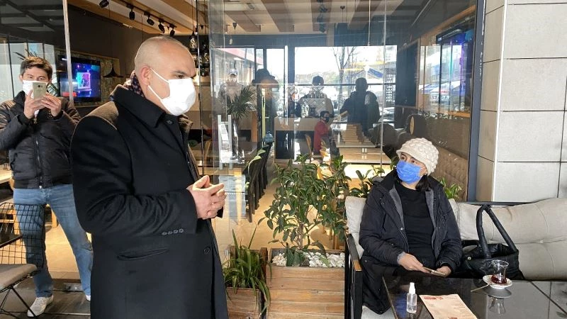 (Özel) Kafede oturan kadınlarla, denetim yapan kaymakamın diyaloğu renkli görüntüler oluşturdu
