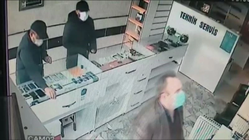 Cep telefonu dükkanından hırsızlık kamerada
