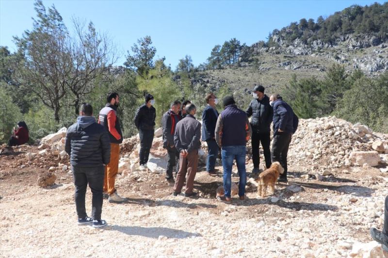 Heyelan nedeniyle evlerini boşaltmaları istenen köylüler mermer ocağının sahiplerine tepki gösterdi