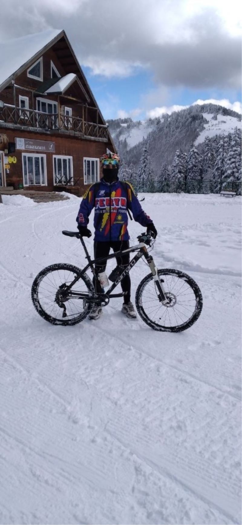 Macera tutkunu genç bisikletiyle kayak pistinde hız denemesi yaptı

