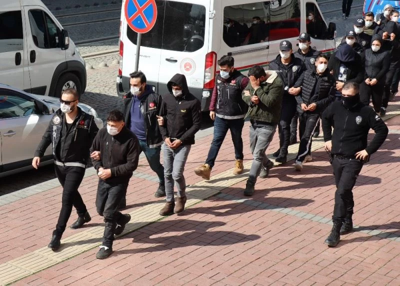 Gençleri zehirleyen torbacılara operasyon: 8 gözaltı
