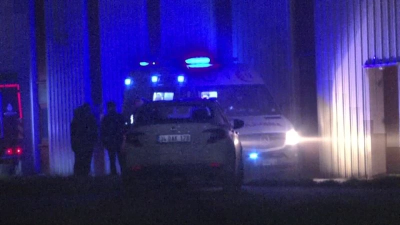Tuzla’da yangının çıktığı fabrikadan yaralı bir işçi çıkarıldı
