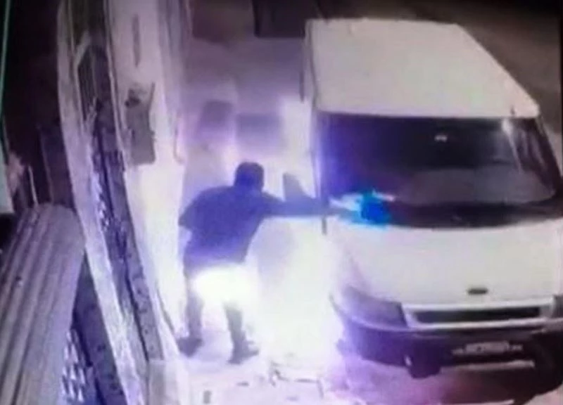 Şanlıurfa’da minibüsün kundaklanma anı kamerada
