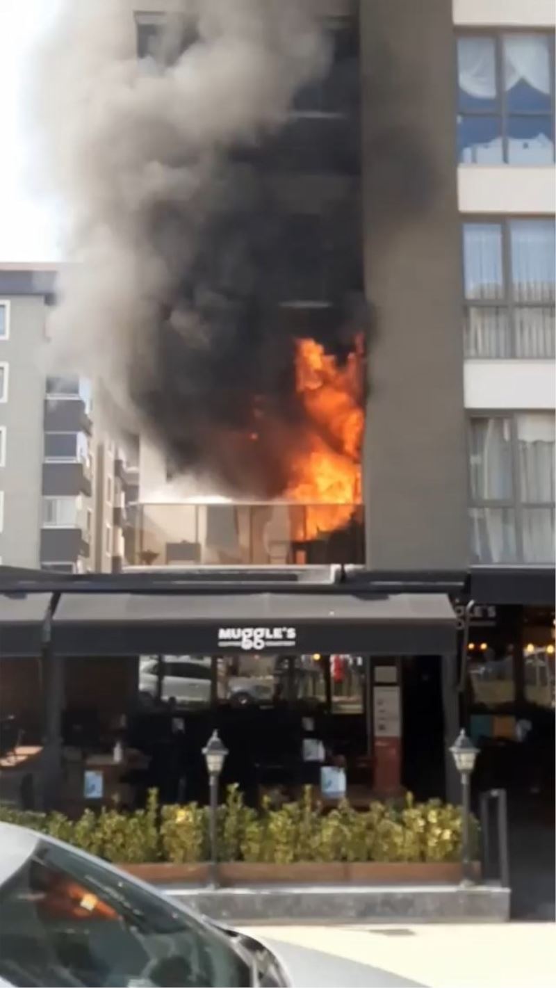 Apartmanda çıkan yangında dumanlar binayı sararken, altında bulunan kafedeki vatandaşlar korku dolu anlar yaşadı
