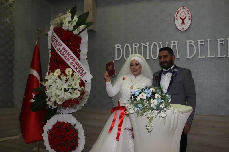 Depremin sembolü Buse dünyaevine girdi
