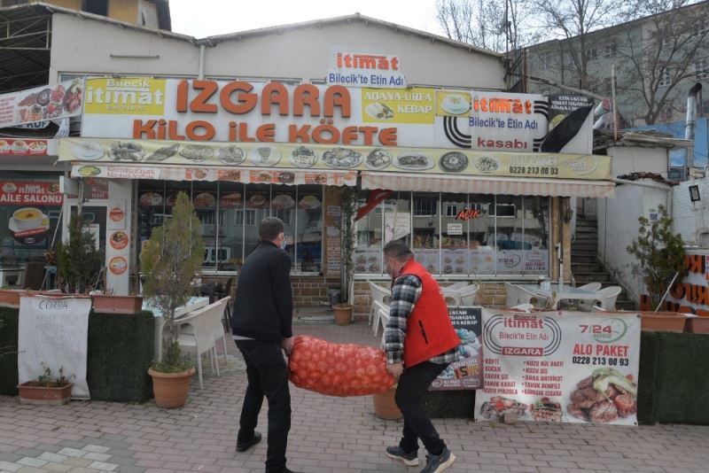 Bağışlanan soğanlar esnaf ve vatandaşlara dağıtıldı
