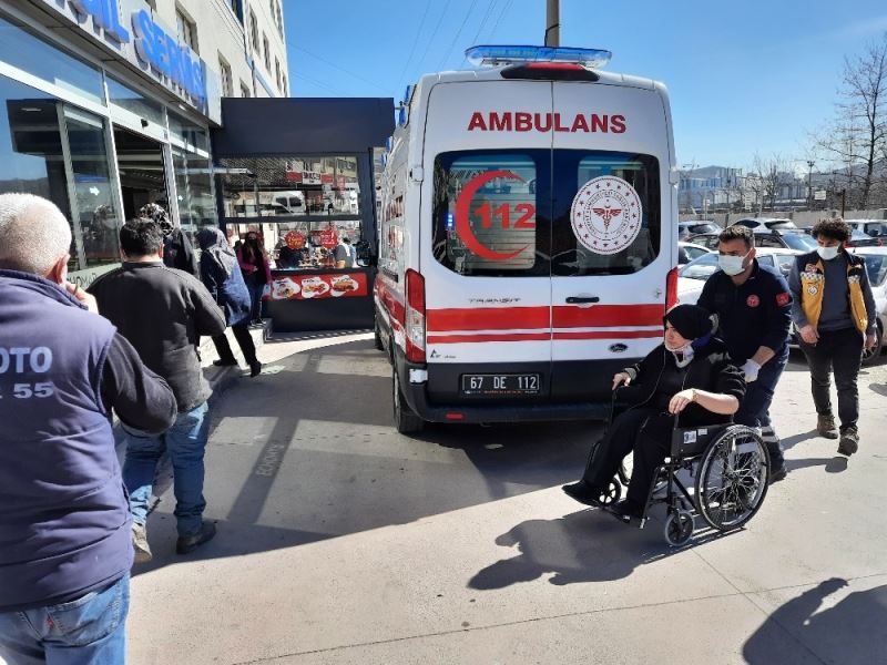 Kaza yapan otomobil savrularak yayaya çarptı: 2 yaralı
