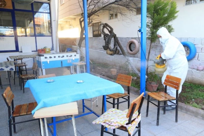 Pamukkale Belediyesi 61 mahalledeki 249 kıraathaneyi dezenfekte ediyor
