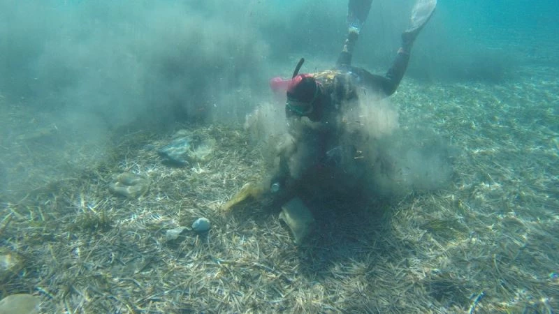 Sahilde olması gereken onlarca şezlong deniz dibinden çıkarıldı

