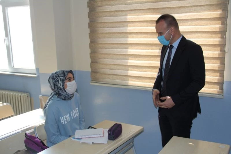 Ağrı Milli Eğitim Müdürü Tekin, Patnos ilçesindeki okullarda incelemelerde bulundu
