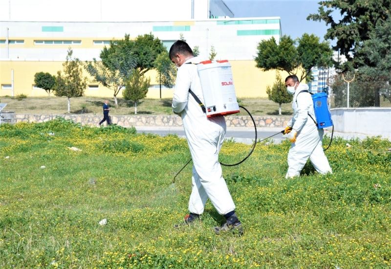 Toroslar Belediyesinden yabani otlara yönelik ilaçlama
