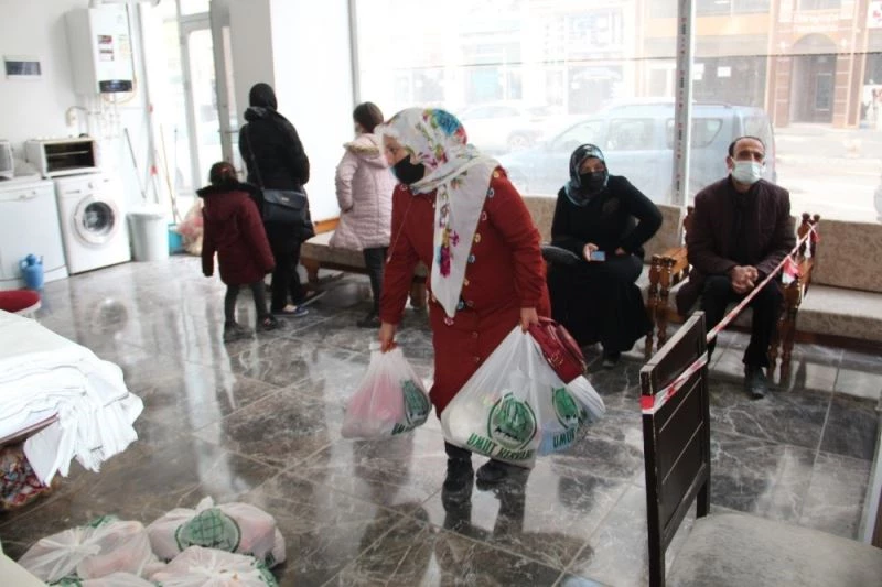 Van Umut Kervanı’ndan 510 aileye gıda yardımı
