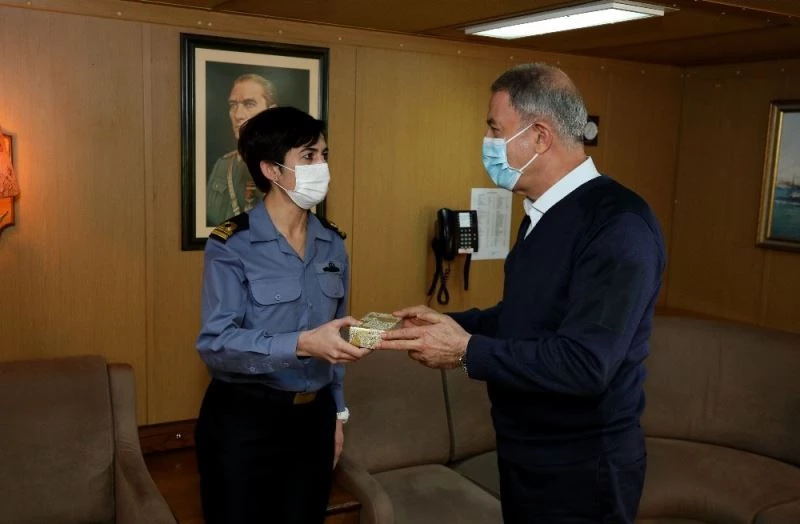 Bakan Akar, TCG Oruçreis’te görevli kadın personelin Kadınlar Günü’nü kutladı
