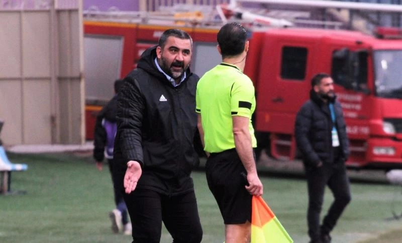 Ümit Özat: “Hakem bize bir sarı kart gösterdi, komediden başka bir şey değil”
