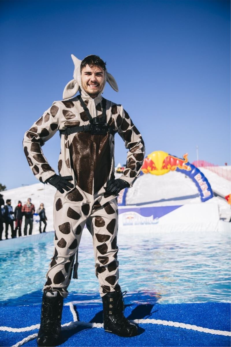 Red Bull Kar Havuzu filminde ünlü isimler buz gibi suyla dolu havuza atladılar
