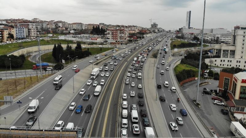 İstanbullu ’Evde Kal’madı, trafik durma noktasına geldi
