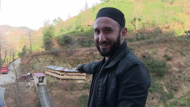 Evine demir kapılı asma köprüden geçilerek gidiliyor
