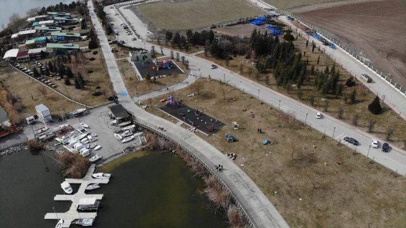 Hafta sonu kısıtlamasının kaldırılmasıyla aileler parklara akın etti
