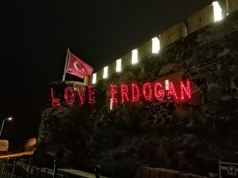 Nevşehir’de tarihi kalenin duvarlarına “Love Erdoğan” görseli yansıtıldı