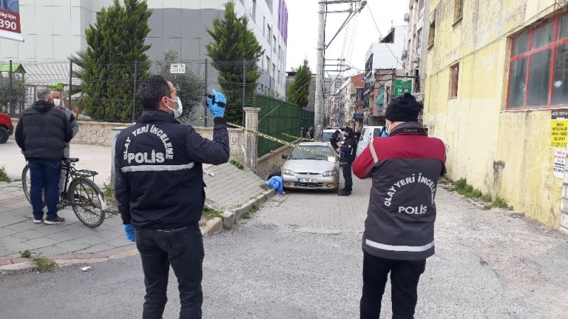 İzmir’de kaldırımda bir kişinin cansız bedeni bulundu
