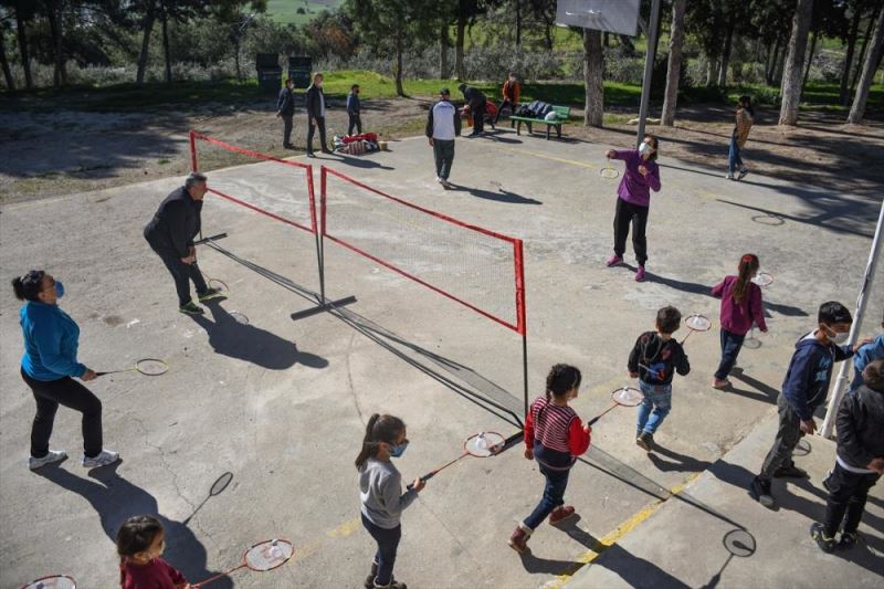 Köy köy gezip çocukları badminton sporuyla tanıştırıyorlar