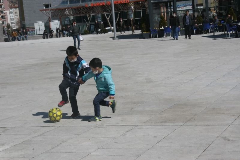 Afyonkarahisarlılar kısıtlamanın hafifletilmesi ile kendilerini sokağa attı
