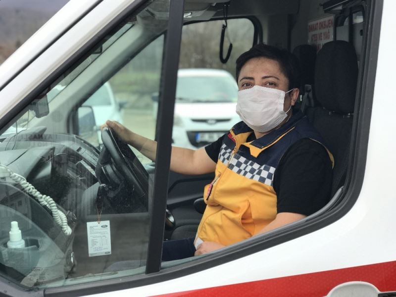 Kadın ambulans şoförü erkek meslektaşlarına parmak ısırtıyor
