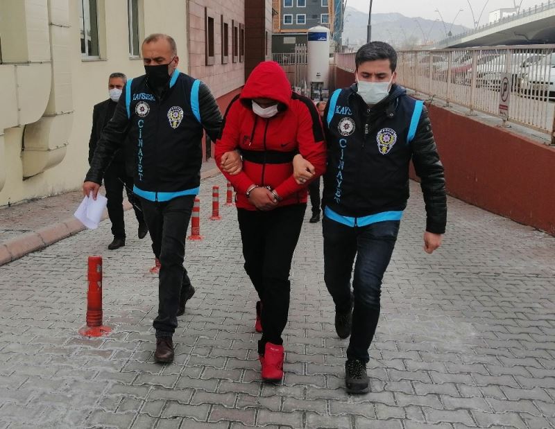 Cinayet dedektifleri 200 saatlik güvenlik kamerasını izleyerek boşandığı eşini öldüren şahsı yakaladı
