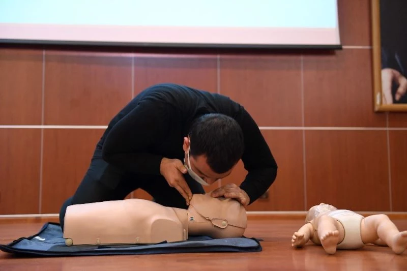 Büyükşehir Belediyesi personeli, İlk Yardım Eğitim Merkeziyle acil durumlara hazırlanıyor
