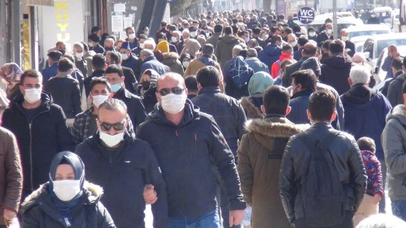 Kısıtlamaların kalkmasıyla vatandaş sokağa akın etti
