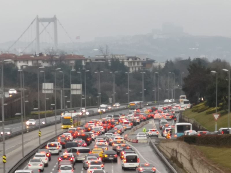İstanbul’da pazar kısıtlamasına saatler kala trafik yoğunluğu

