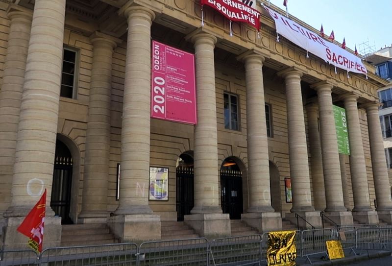 Paris’te tarihi Odeon Tiyatrosu’nda kültür sektörü çalışanlarının işgali devam ediyor
