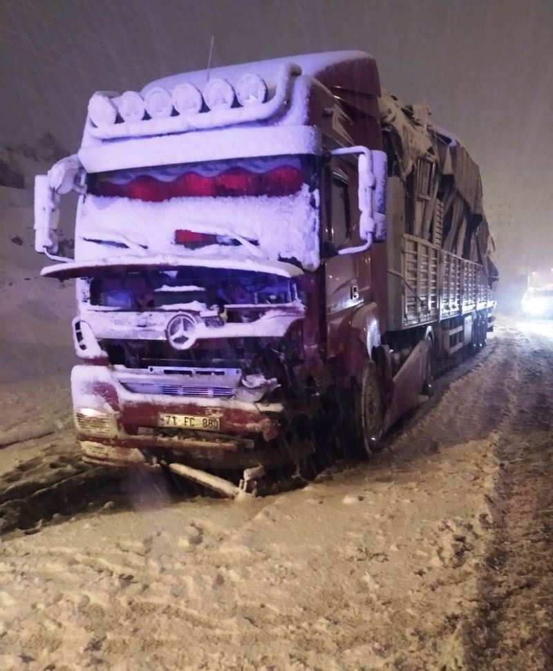 Bitlis’te kar yağışı kazayı da beraberinde getirdi: 1 yaralı
