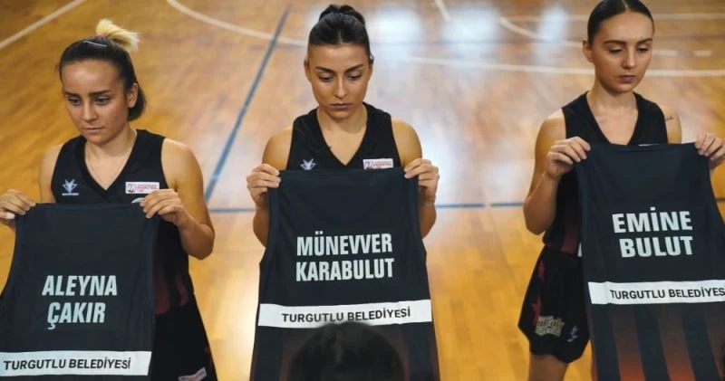 Öldürülen kadınların isimleri formalarda
