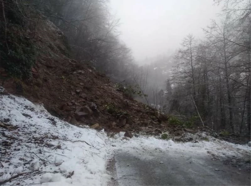 Heyelan ilçe yolunu trafiğe kapadı

