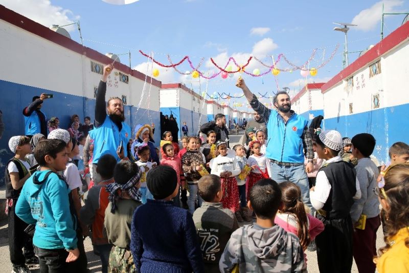 Dizi oyuncuları yetimlerin gönlünü fethetti