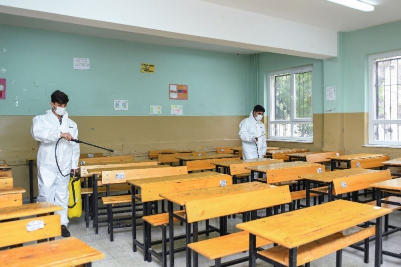 Esenyurt’ta okullar dezenfekte ediliyor
