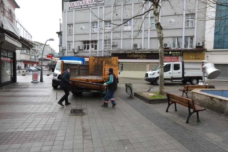 Kırmızı kategorideki Sakarya’da şehir merkezindeki banklar kaldırılıyor
