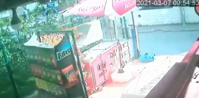 Rüzgarla ilerleyen cips standı, peşine market sahibini de taktı
